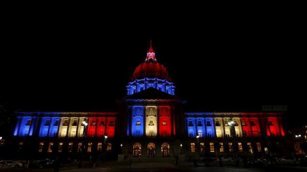 各地知名建筑点亮蓝白红三色彩灯 以支持法国5