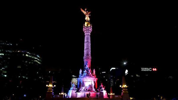 各地知名建筑点亮蓝白红三色彩灯 以支持法国6