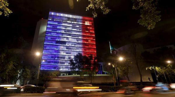 各地知名建筑点亮蓝白红三色彩灯 以支持法国7