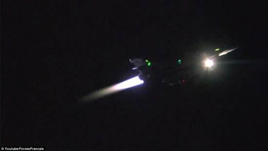 法国战机向位于叙利亚拉卡市的“伊斯兰国”目标投掷了20枚炸弹。