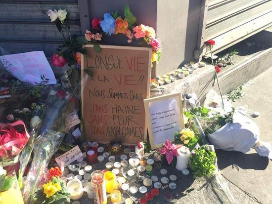 他们或是在纸条上写上祈福的话语，或是送上鲜花。他们用这种特殊的方式来表达着对遇难者的缅怀和对恐怖分子的憎恶。