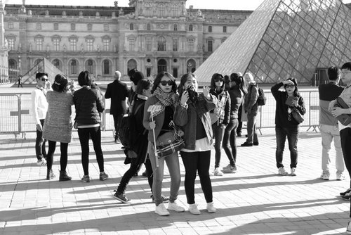 中国游客仍在巴黎拍照购物:不像想象中那么可怕 中国游客仍在巴黎拍照购物:不像想象中那么可怕