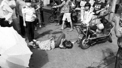 ???2岁阿婆搭乘“电的”摔伤 称车被协警推倒 海口62岁阿婆搭乘“电的”摔伤 称车被协警推倒