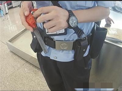 “算命先生”携自制手枪闯安检被查获1 “算命先生”携自制手枪闯安检被查获1