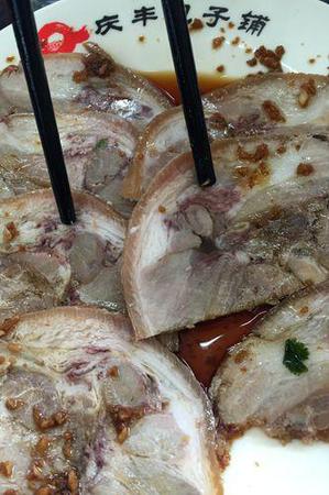 顾客用筷子指出疑似淋巴的部分。顾客供图