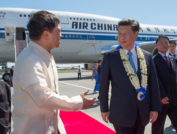 习近平抵达菲律宾出席亚太经合组织领导人非正式会议2 习近平抵达菲律宾出席亚太经合组织领导人非正式会议2