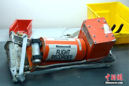 当地时间11月2日，根据媒体报道，在埃及西奈半岛失事的俄罗斯客机的黑匣子进行分析的调查委员会的初步结论是，飞机没有受到外部攻击或导弹袭击，飞机在从雷达上消失之前驾驶员也没有发出求救呼号。