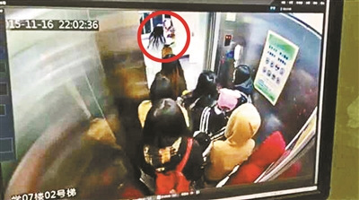 因挤电梯引纠纷 大学女生被泼冷面后与同学扭打2 因挤电梯引纠纷 大学女生被泼冷面后与同学扭打2