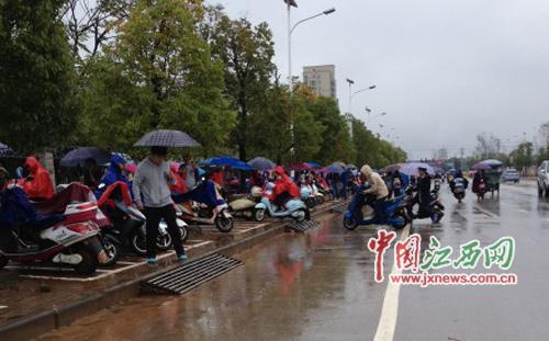 中学禁止学生电动车进校 回应称为安全考虑(图) 1 中学禁止学生电动车进校 回应称为安全考虑(图) 1