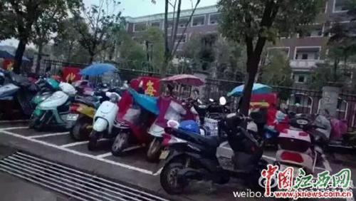 中学禁止学生电动车进校 回应称为安全考虑(图) 2 中学禁止学生电动车进校 回应称为安全考虑(图) 2