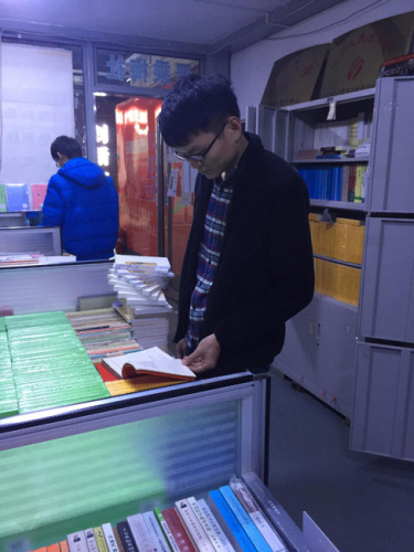 大学生书霸3年买2682本书 楼道建宿舍图书馆1 大学生书霸3年买2682本书 楼道建宿舍图书馆1