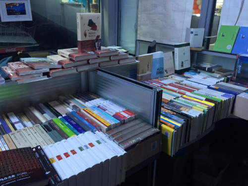 大学生书霸3年买2682本书 楼道建宿舍图书馆2 大学生书霸3年买2682本书 楼道建宿舍图书馆2