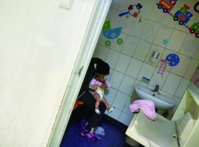 公共场所母婴室条件参差不齐 有的被当洗手间(图) 1 公共场所母婴室条件参差不齐 有的被当洗手间(图) 1