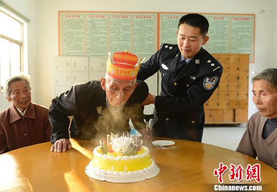 盐城80后民警孝敬36位孤寡老人 记得每人衣服尺寸 盐城80后民警孝敬36位孤寡老人 记得每人衣服尺寸