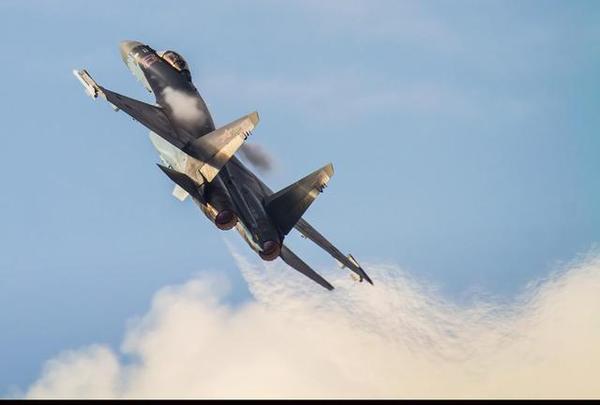 莫斯科航展上的苏-35展现UFO般机动表演。