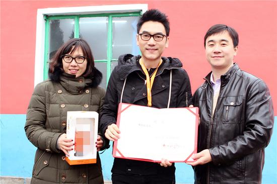 林依轮现身公益活动