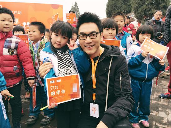 林依轮笑容亲切