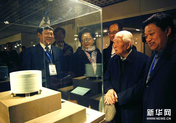 11月17日，中国古陶瓷研究会名誉会长、故宫博物院研究员耿宝昌（右二）和中国古陶瓷学会会长、故宫博物院研究员王莉英（右四）等在故宫观赏展出的汝窑瓷器。