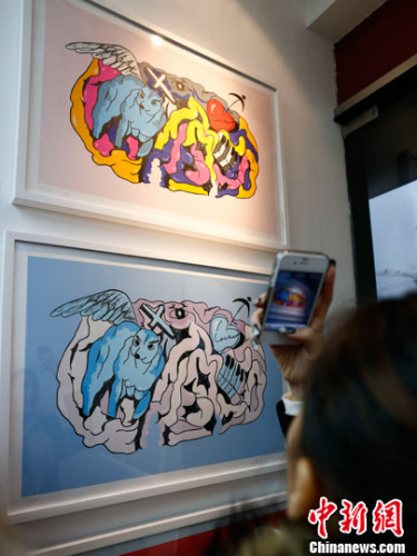 音乐人周杰伦的版画处女作《幻想Fantasy》亮相北京。中新社发 富田 摄