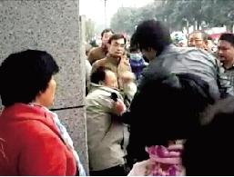 河南夫妻拦小学生求助 被误当人贩子遭围殴 河南夫妻拦小学生求助 被误当人贩子遭围殴