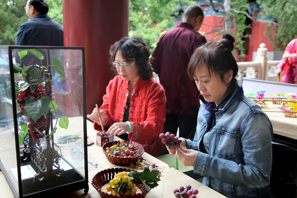 “葡萄?!钡氖止ひ杖司拇醋鞴ひ掌? alt=