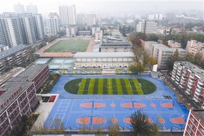学校运动场空置对外开放难 居民难觅健身场所(图) 学校运动场空置对外开放难 居民难觅健身场所(图)