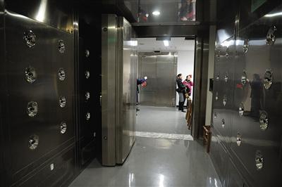 十三陵文物进新家万历龙袍搬了一天(图)