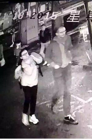 　小区监控记录下的两名嫌疑人。