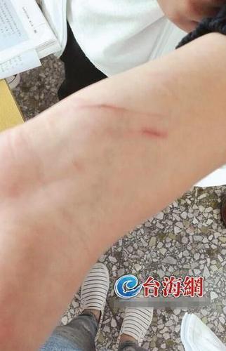 点击图片翻到下一页>> 醉酒男教师冲进女宿舍打学生 动静太大曝打断了好几根扫把