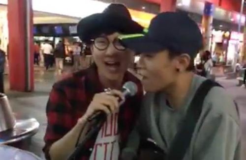 林俊杰在信义区与街头艺人合唱画面。