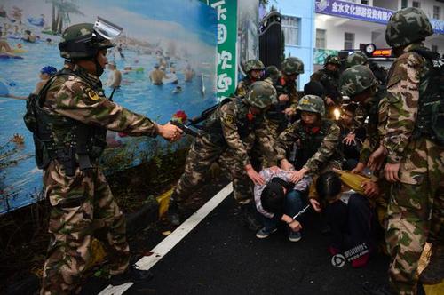 图为11月22日，武警特战队员抓住犯罪嫌疑人。