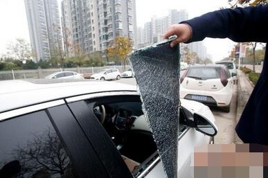 小区50辆车被砸 为何要把车停在路边？车主：一个车位10万元