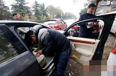 小区50辆车被砸 为何要把车停在路边？车主：一个车位10万元