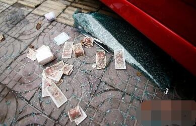 小区50辆车被砸 为何要把车停在路边？车主：一个车位10万元