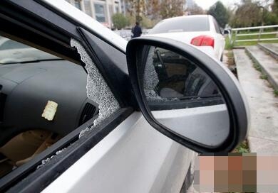 小区50辆车被砸 为何要把车停在路边？车主：一个车位10万元