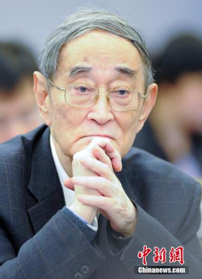 厉以宁 张斌 摄(资料图) 厉以宁 张斌 摄(资料图)