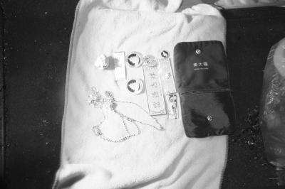 盗贼偷玉镯首饰等藏汽车备胎中 价值20余万 盗贼偷玉镯首饰等藏汽车备胎中 价值20余万