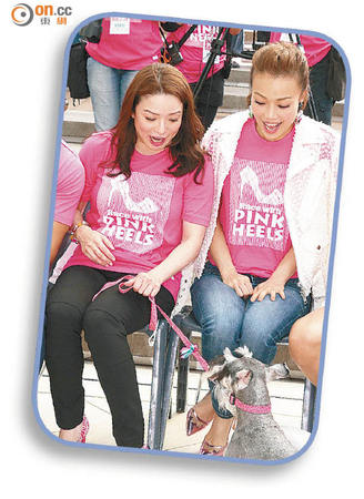 十分有爱心的容祖儿(右)与小狗玩耍