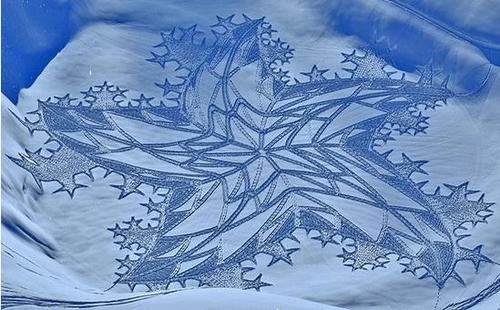 散步十小时艺术家雪地画巨龙