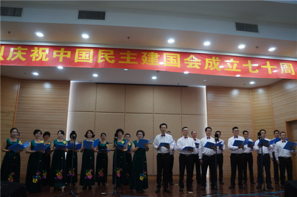 庆祝大会之后的联欢会上，民建厦门市委会员配乐诗朗诵的民建中央宣传部为民建70年庆所创作的《民建七十年》，让不少在场嘉宾与会员代表热泪盈眶。