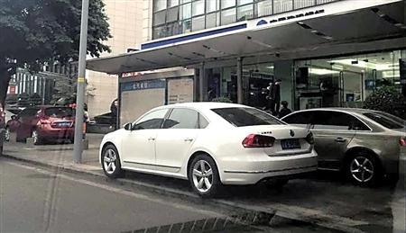 停在公交站台上的小轿车 市民林先生供图   停在公交站台上的小轿车 市民林先生供图