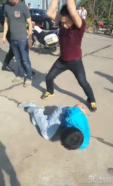 一市民找来打狗棒痛打劫匪