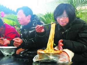 “走心情侣”动身千里之外 不留遗憾让爱一路芬芳2 “走心情侣”动身千里之外 不留遗憾让爱一路芬芳2