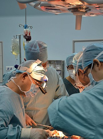 黄洁夫(左)在手术中 黄洁夫(左)在手术中
