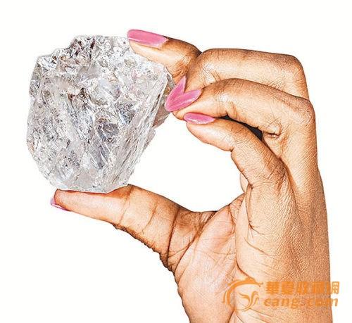 卢卡拉称还发现了另外两颗白色钻石，一颗813克拉，另一颗374克拉。该公司表示这两枚白钻的重量可能会发生变动，因为钻石尚未被清洗。