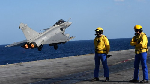 法战机从戴高乐航母起飞 对IS据点展开首轮轰炸2 法战机从戴高乐航母起飞 对IS据点展开首轮轰炸2