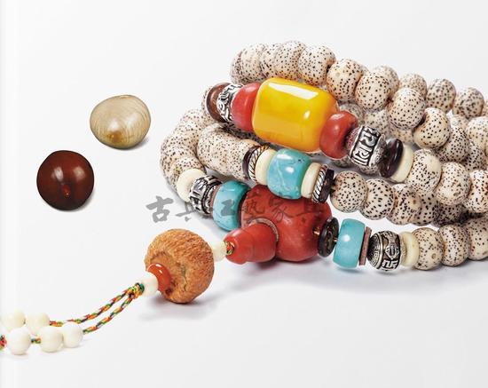 南红、蜜蜡、松石等的配饰，令这串星月菩提更具个性与魅力。