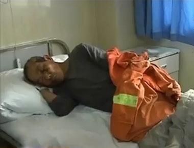 躺在医院的70岁环卫工人李大爷因清扫落叶问题被轿车驾驶员殴打 躺在医院的70岁环卫工人李大爷因清扫落叶问题被轿车驾驶员殴打