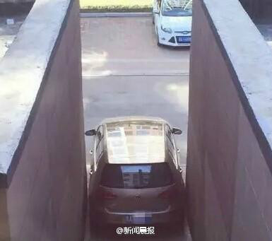 哈尔滨现霸气停车 从天窗爬出从后备箱进入(图)2 哈尔滨现霸气停车 从天窗爬出从后备箱进入(图)2
