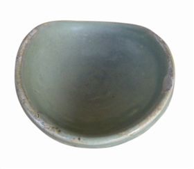 图二:唐代邛窑椭圆形绿釉灯盏